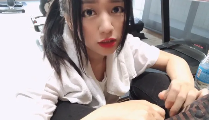 CandidAsian hot beauty fucks her to orgasm in the gym