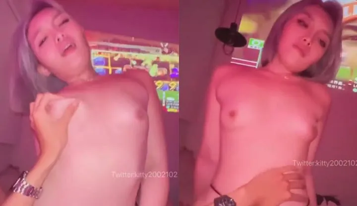 努力骑坐前后抽插～肉穴一直喷水出来啦