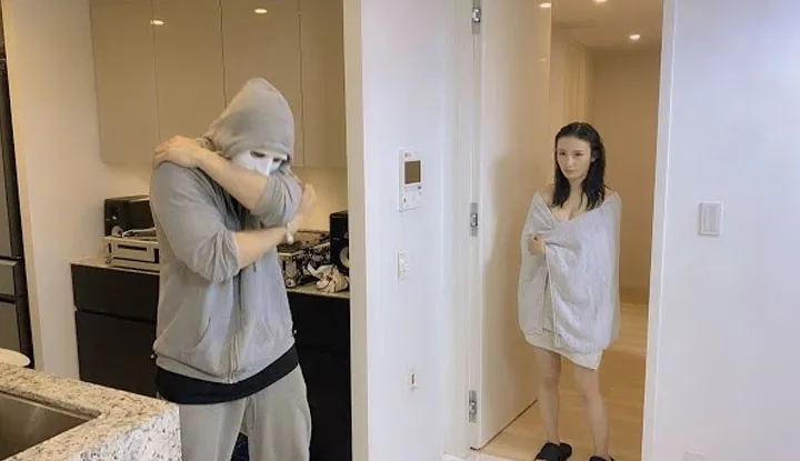 [拉斐尔][2021-04-30] - 把在洗澡的美女爱真酱的内衣偷走！光着身子大饱眼福！ ？