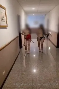 Thực ra trần trụi trong hành lang khách sạn~