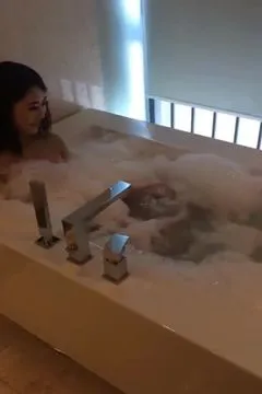 Chị em gái cùng tắm bong bóng