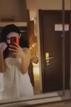 Tự quay hình khỏa thân trong khách sạn