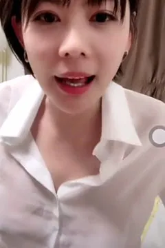 Cô gái tóc ngắn trong video không mặc áo ngực.